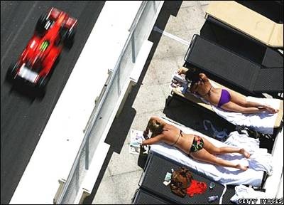 Đường đua Monaco rực sáng với…chân dài - 13